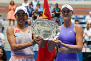 foto-ukrainskaya-koroleva-tennisa-nagrazhdenie-kichenok-s-trofeem-us-open-foto-1