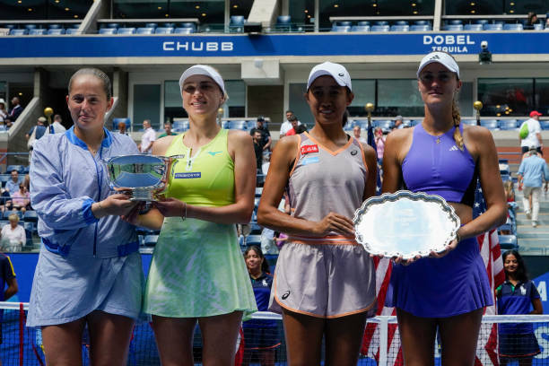 foto-ukrainskaya-koroleva-tennisa-nagrazhdenie-kichenok-s-trofeem-us-open